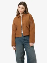 Campera bomber color marrón de poliéster con cuello camisero, mangas largas, cierre de cremallera al frente, bolsillos delanteros y ruedo elastizado.