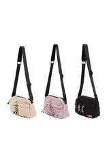 Bandolera color beige con correa negra ajustable, cierre superior y dos bolsillos frontales con cierre.