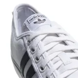 Championes Adidas Nizza blancos con las tres tiras clásicas en negro.
