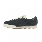 Championes Lacoste Aura 225 8, color gris oscuro, con logo de la marca en dorado y suela blanca con base color caramelo.