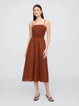Vestido midi strapless color marrón con falda acampanada.