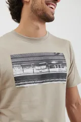 Remera color caqui con estampado rectangular de una foto en blanco y negro en el pecho.
