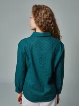Camisa verde con bordado tipo broderie, de manga larga y corte clásico.