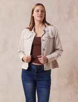 Campera de lino color beige, marca Dash, con abertura central y botones. Tiene bolsillos aplicados en la parte delantera.