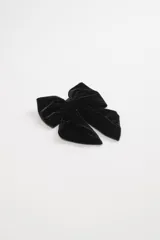 Moña grande de terciopelo negro para el pelo.