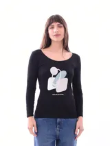 Remera negra de mangas largas con cuello redondo amplio y estampado abstracto con la frase "The Art of Living".