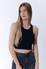 Top negro de punto rib, con escote redondo y corte crop.