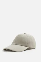 Gorra color gris claro de algodón con visera y ajuste trasero.