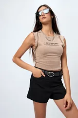 Remera negra con estampa frontal de la palabra 'Fearless' en color blanco. Corte ajustado y terminaciones con volados sutiles.