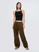 Musculosa roja de algodón con textura acanalada, corte ajustado y breteles finos.