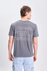 Remera gris oscuro de manga corta con estampa blanca en la espalda con la frase "Midnight Reverie".