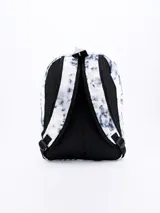 Mochila con estampado de manchas grises sobre fondo blanco, con bolsillo frontal y cierre negro.