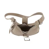Bandolera color beige con correa regulable y desmontable, llavero desmontable y organizador interno.