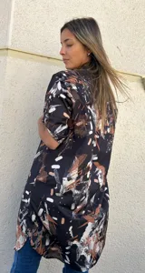 Camisa larga estilo kimono con cuello mao y mangas cortas, con estampado abstracto en tonos negro, blanco y marrón.