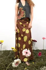 Falda larga de gasa estampada con letras, confeccionada en poliéster con doble tela y cierre lateral oculto.