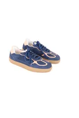 Championes de cuero vacuno color azul marino con detalles en contraste color beige. Diseño de inspiración vintage con suela plana y cordones.
