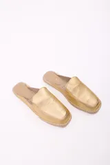 Zuecos color dorado con base de yute.