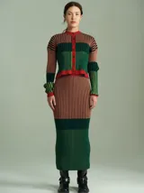 Falda midi acanalada con diseño a rayas verticales en tonos rosados, celestes y blancos.