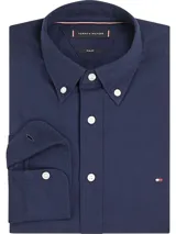 Camisa Tommy Hilfiger de corte slim fit, color azul marino, confeccionada en tejido dobby de algodón con tecnología Flex. Tiene cuello abotonado, manga larga y logo bordado en el pecho.