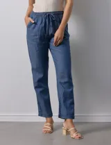 Pantalón celeste liso, marca Dash. Pretina elastizada, bolsillos delanteros y bolsillos traseros simulados.