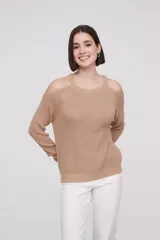 Sweater holgado color tostado, con mangas largas y escote redondeado.