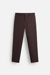 Pantalón de vestir color marrón oscuro, de corte recto, con bolsillos laterales y traseros de doble vivo. Cierre frontal con cremallera y botón.