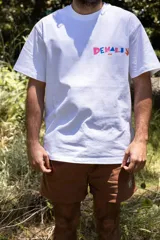 Remera blanca de algodón con estampado colorido en el pecho, corte normal.