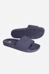 Chancla tipo slide de color azul marino, con capellada ancha y logo de la marca en relieve. La suela es antideslizante.