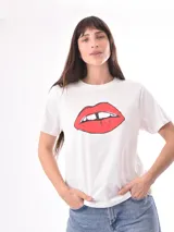 Remera rosa con estampado de labios rojos y texto con tipografía retro.