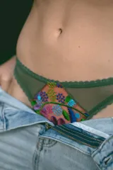 Colaless de tul bordado en tonos verdes, rosas y rojos, con cola transparente verde.