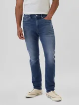 Pantalón de jean de corte slim athletic, color azul medio.