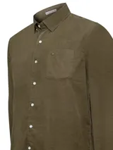 Camisa azul marino de cotelé con cuello camisero, manga larga y cierre con botones.