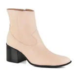 Bota de cuero color nude, con diseño de textura tipo cocodrilo y tacón alto.