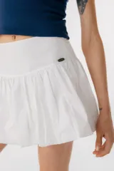 Minifalda blanca con volados y cintura alta.