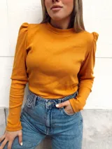 Remera de manga larga con detalle fruncido en el hombro, confeccionada en morley de algodón.