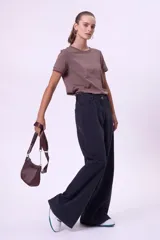 Remera blanca de algodón con cuello redondo y mangas cortas.