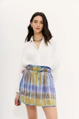 Minifalda de viscosa con estampado batik en tonos azul, violeta y amarillo. Cintura elastizada con cordón de ajuste.