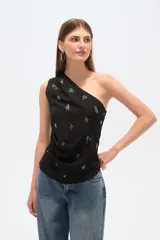 Top negro asimétrico con un solo bretel ancho, bordado con cuentas y cierre lateral.
