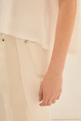 Musculosa blanca de algodón con cuello redondo y sisas amplias.