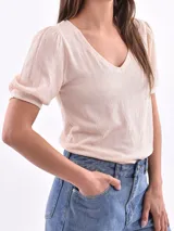 Blusa color crema con escote en V y mangas cortas abullonadas.