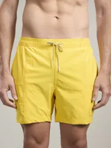Short de baño amarillo con cintura elástica y cordón ajustable.
