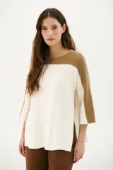 Buzo de punto color beige con mangas 3/4 y detalle bitono en cuello y mangas.