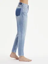 Jeans mom fit en denim claro, con diseño desgastado y abertura en la rodilla, cinco bolsillos y logo bordado en la parte trasera.