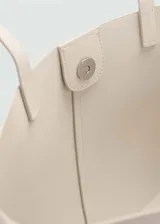 Bolso tipo tote de cuero sintético color azul marino, con doble asa corta y cierre magnético.