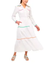 Vestido camisero largo de lino blanco con cuello camisero, cierre frontal con botones y cinturón de lazo. Presenta detalles de bordado ondulado en verde, naranja y rosa en cuello, bolsillos, puños y ruedo.