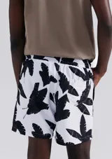 Short de baño blanco con estampado de hojas negras.