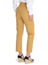 Pantalón de pierna recta color beige, tiro alto, con bolsillos estilo carpintero.