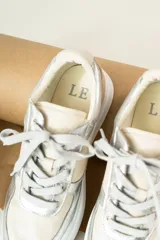 Championes negros con estampado animal print en tonos marrones y dorados.