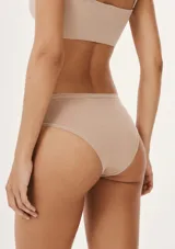 Pack de tres bombachas de algodón, corte clásico, en colores negro, beige y blanco.