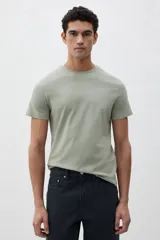 Remera verde oliva de algodón liviano, corte ajustado, cuello redondo ribeteado y bajo recto.